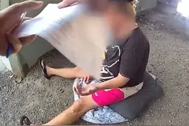 美国一无家可归的女子即将分娩，在等待救护车时却被警察开罚单图片