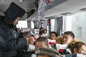 中巴唯一陆路口岸新年通关见闻图片