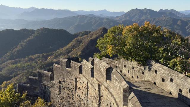 河北滦平：秋染金山岭长城美如画