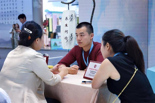 “猛士”车前打太极！中国文化旅游产业博览会十堰展区圈粉无数