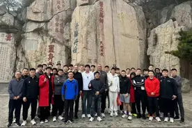 山东高速男篮全队登顶泰山！为新赛季祈福图片