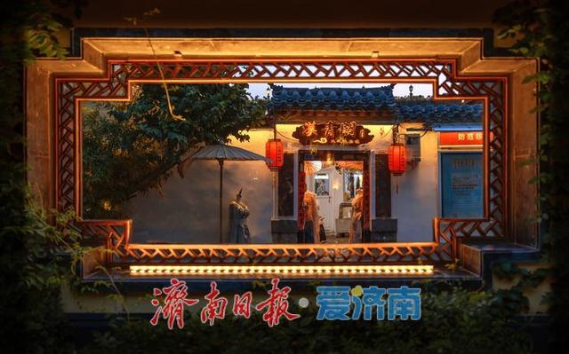 一年四季 泉在济南丨西更道街夜晚雕窗烛影，展现济南泉韵魅力