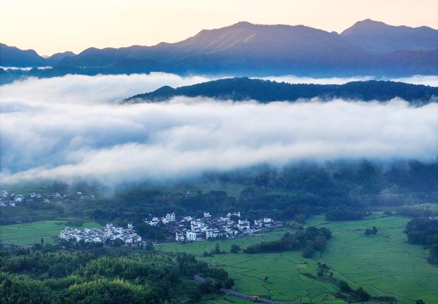安徽黟县：雨后乡村景色旖旎