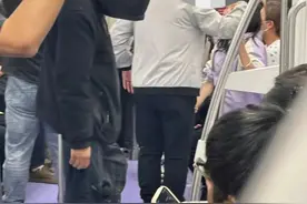 举止怪异“像是丧尸片的开头”！西安地铁现神秘黑衣男子，官方回应图片