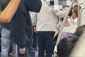 举止怪异！多趟地铁现同一“神秘黑衣男”！官方回应图片