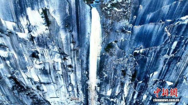 冬日华山变身“冰瀑仙境”