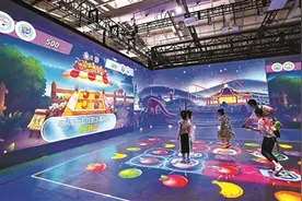 机器人可拎包购物 潮玩街玩转数字币图片