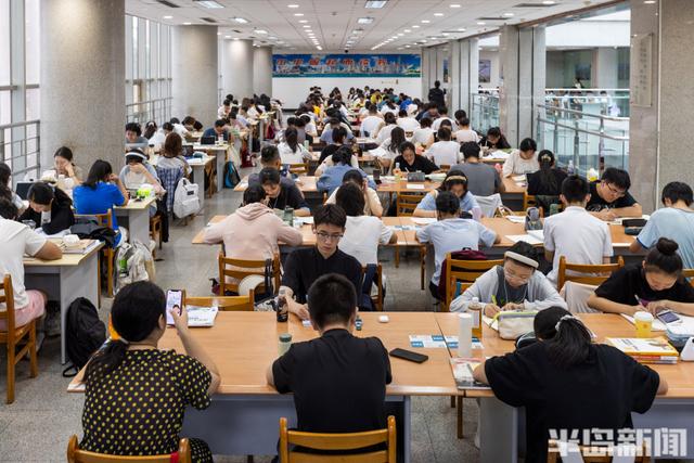 比景区更火！暑期青岛图书馆“一座难求”