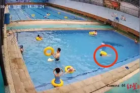 四川盐源男童在游泳馆溺亡，律师解读：周围人是否有救助义务？图片