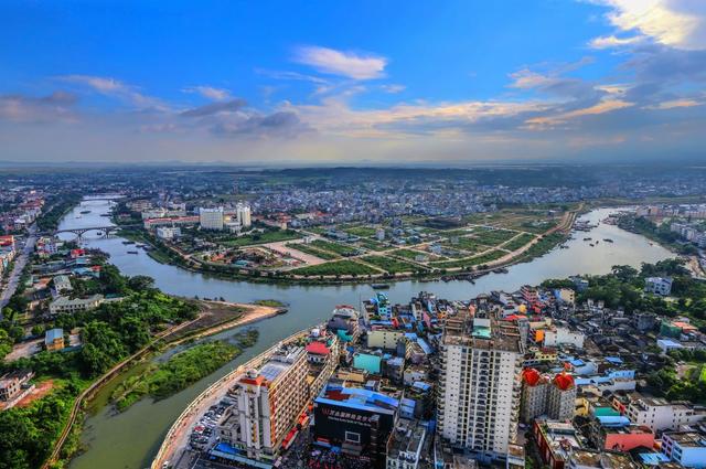 【暖冬遇见防城港】跟着“广西县超”游防城港！老表约你看球赏景！好吃好玩等你来！