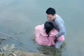 孕妇落水，命悬一线！正在休假的海军军官纵身一跃……图片