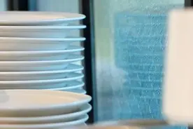 一次性碗筷碟盘内出现残留物？建议严格餐饮用具第三方清洗消毒的监管图片