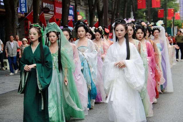 巡游互动、文化体验、趣味游园......城厢古城继续嗨起走→