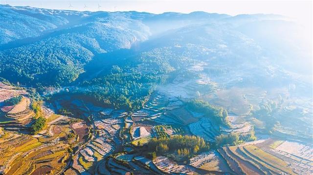 富源：水墨山河金纱覆