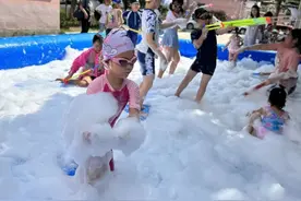 丰富孩子们的社区生活！宝山这里开展泡泡秀泳池派对图片