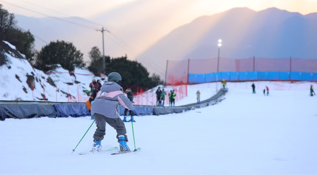 昆明跨年“潮燃”来袭丨禄劝：轿子山夜爬活动带来别样节日体验