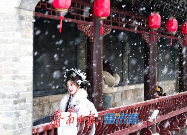 青砖黛瓦披银装，雪后泉城美到穿越