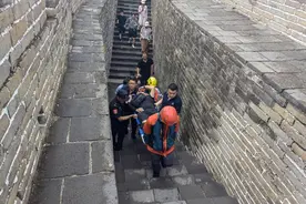 Qnews|游客爬长城期间不慎崴脚受伤  北京怀柔消防冒着酷暑抬他下山图片