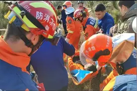 一男子元旦爬山受伤被困山上 烟台消防员历经2个多小时成功救援图片