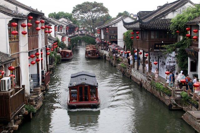江苏苏州：山塘街人头攒动 出现暑期旅游高峰
