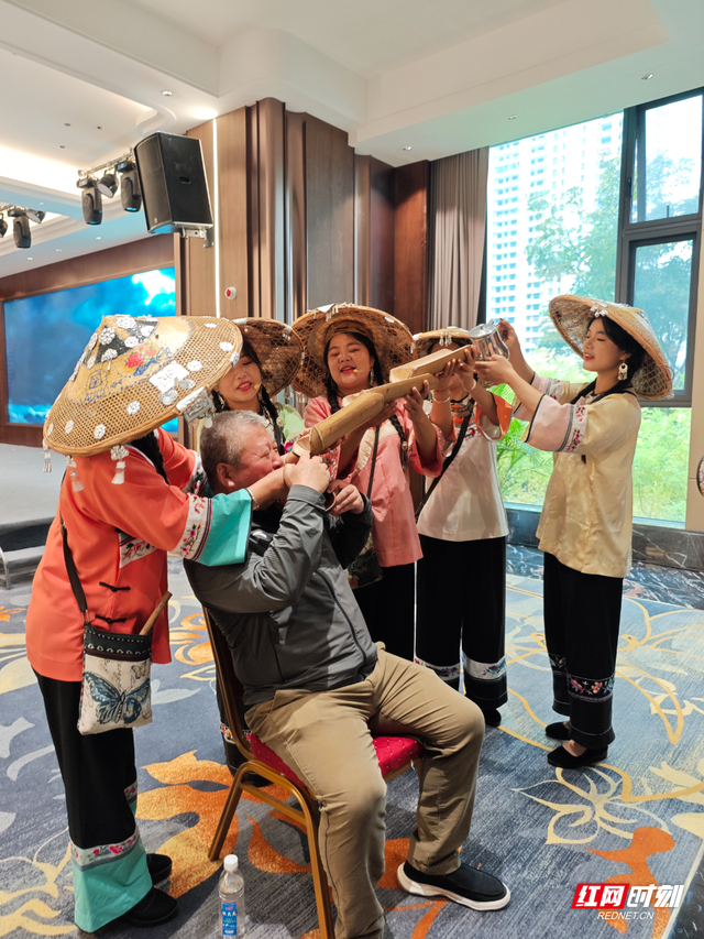 “福地怀化 长寿麻阳”长沙文旅推介会现场 苗乡风物集揭“长寿密码”
