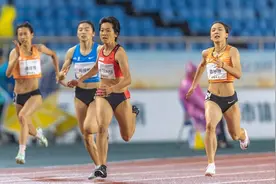 15岁最强初中生战胜偶像！天才少女百米破纪录夺金图片