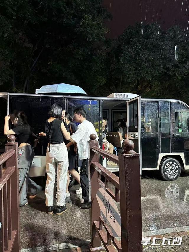 突降暴雨，观光小火车秒变应急大巴车为游客撑起“温馨伞”