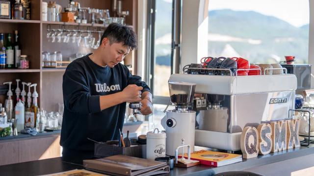 四川小伙花40万元在丽江建了个雪山红土网球场