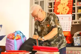 九江湖口“90”后老兵化身“保镖爷爷” 义务护学十余年图片