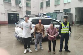 八旬老奶奶雨中迷路 暖心警察送老人回家图片