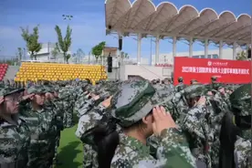 学长学姐当教官，四川轻化工的军训真“飒”图片