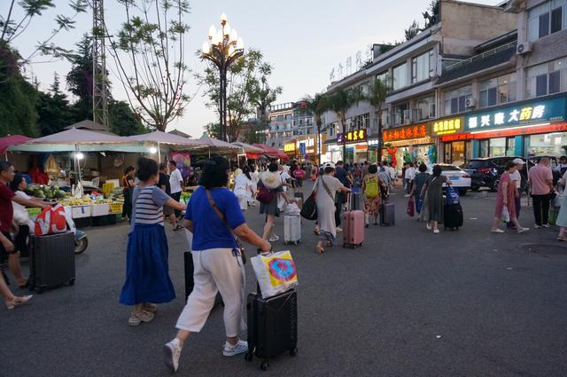 弥勒市暑期旅游持续火热