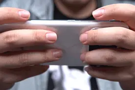 手机充完电不拔充电器？这个习惯很危险！图片