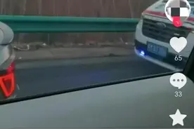 无法通行！救护车被私家车堵在高速上，当地回应图片