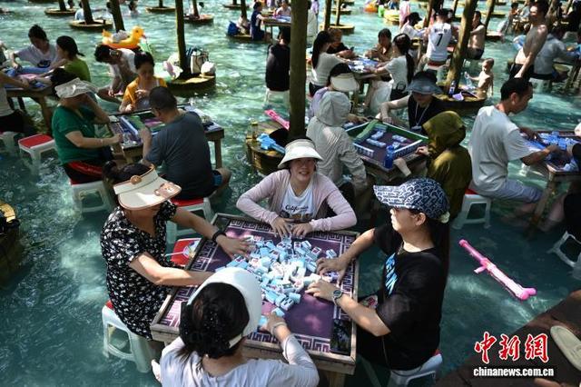 成都高温天气持续 游客打水上麻将享清凉