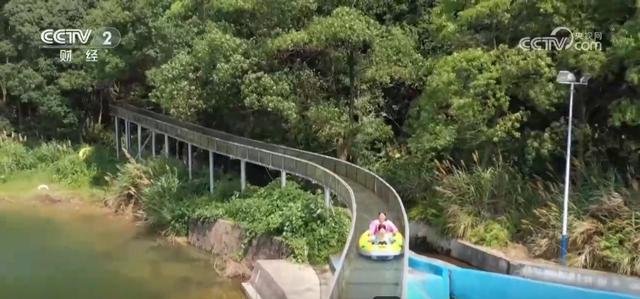 缓降蹦极、躺平漂流、坐电梯爬山 “低耗旅游”成为出行游玩“新宠”