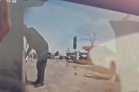 网友称轿车在广东一服务区被划胎诈补，当地疑多次发生车胎被扎事件图片