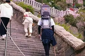 体育生回应518元受雇背娃爬泰山：轻松登顶，后续会精进拍照技术图片