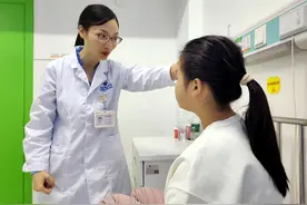 女孩玩过山车被“吹”面瘫，天气转凉请警惕图片