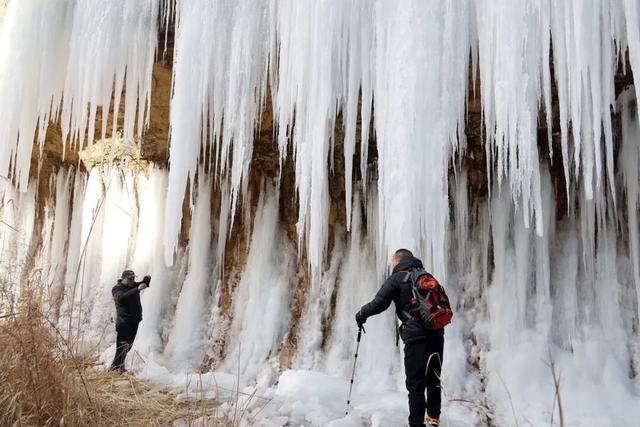 西峰区：冰瀑映峡谷 雪韵醉游人