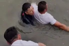 锐评丨军人跪母救人，舍身为民彰显大义为先图片