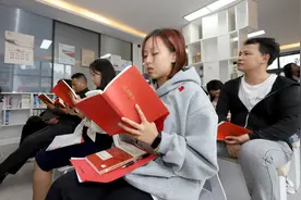 共读《红色家书》六盘水市图书馆组织书友诵读经典图片