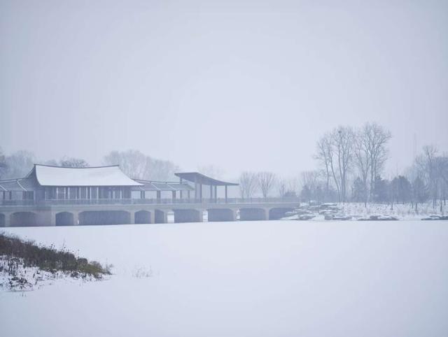 一脚踏进黑白世界！记住这个地方，下场雪来打卡