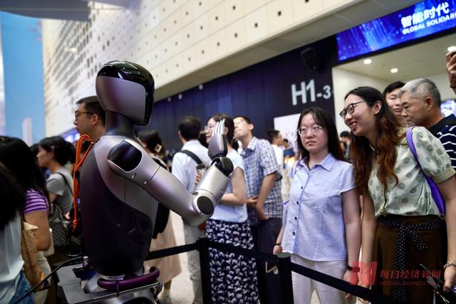 直击WAIC 2025丨上海变身未来实验室，机器人、尖端芯片、AI应用⋯⋯众多科技惊艳亮相
