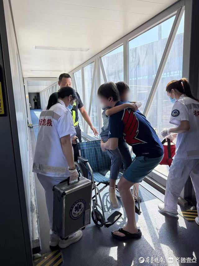 万米高空一儿童陷入昏迷，航班紧急备降青岛，空地接力成功救治