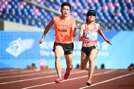 （杭州亚残运会）田径——女子100米T11级：刘翠青夺冠图片