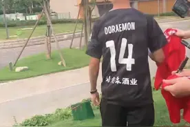 惺惺相惜！韦世豪穿印有“哆啦A梦”的泰山门将球衣，王大雷回应图片