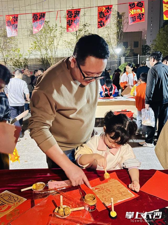 家国同庆情满社区，邻里团圆乐享游园