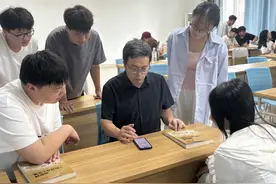60岁老教师自学AI创建“分身”，带出数千名“云学生”图片