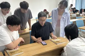 60岁老教师自学AI创建“分身”，带出数千名“云学生”图片